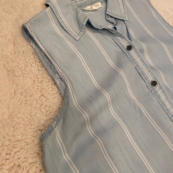 BeachLunchLounge button up tank - Picture 4 of 7